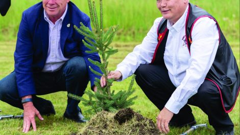 Norway House Cree Nation Chief Larson Anderson (right) and Manitoba Natural Resources and Northern Development Minister Greg Nesbitt plant a tree after signing a memorandum of agreement on forestry development. Photo by Roman Swanson/NOVMD Media